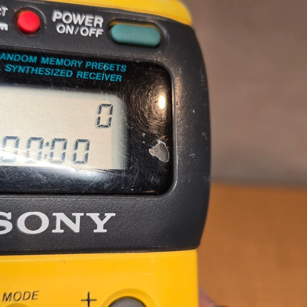 Vintage SONY Walkman Sports FM/AM Radio Yellow SRF-M70 with Belt‎ WORKING!